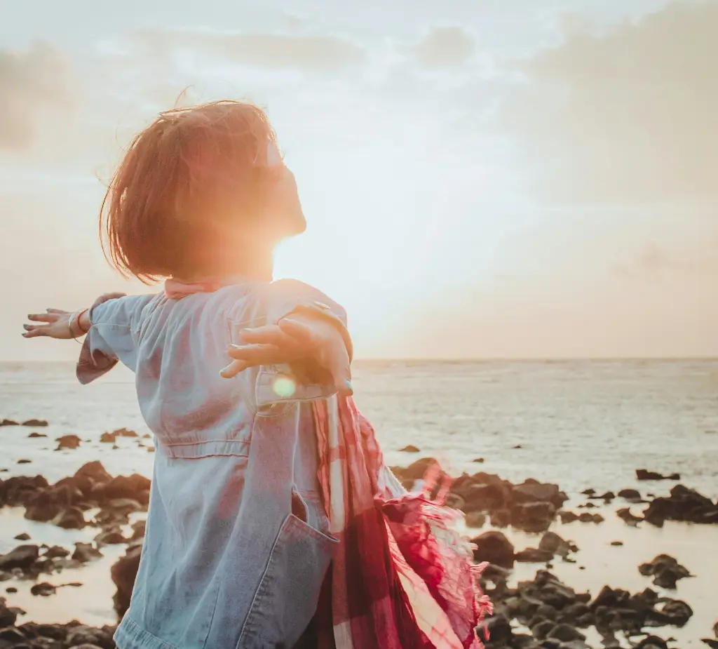 unsplash_r2nJPbEYuSQ_woman happy.webp